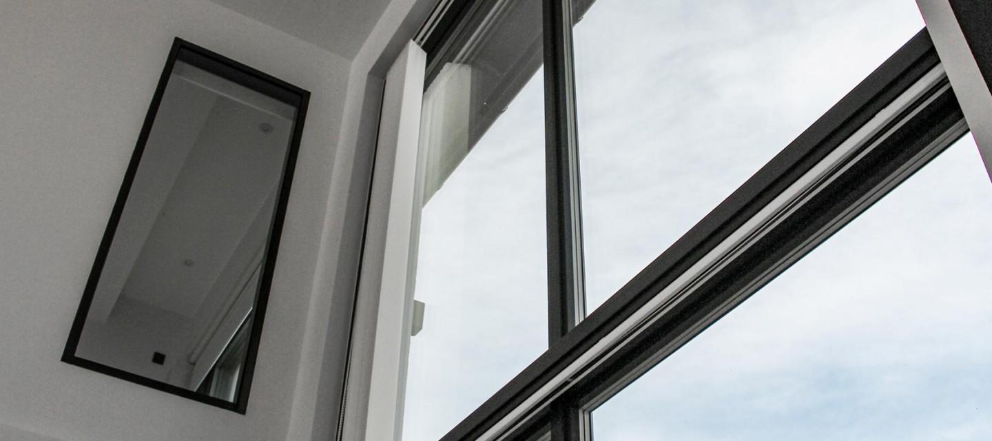Fixed wood-aluminium windows